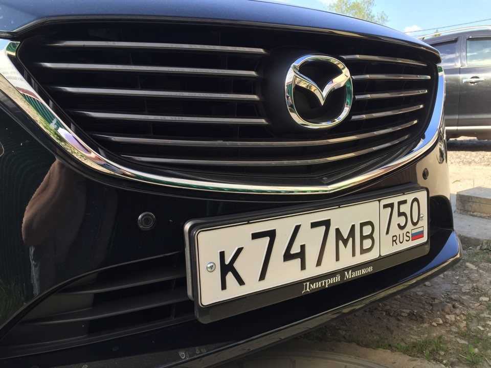 Преимущества уникального дизайна откидных рамок для номера Mazda:
